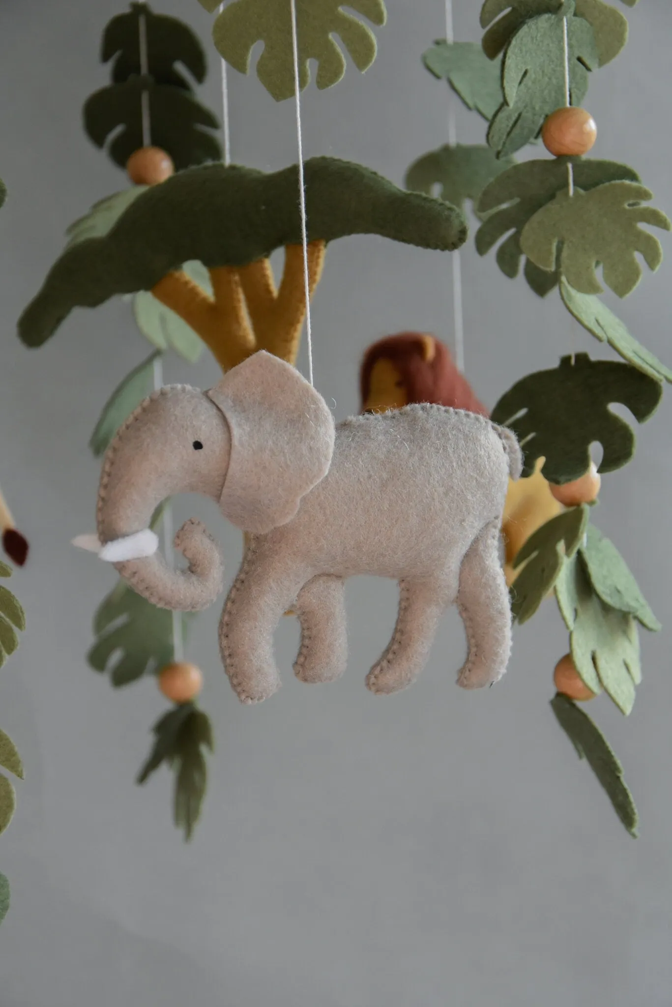 Safari mobile with felt, giraffe, lion, zebra, elephant, monstera leaves, tree and wooden pearls