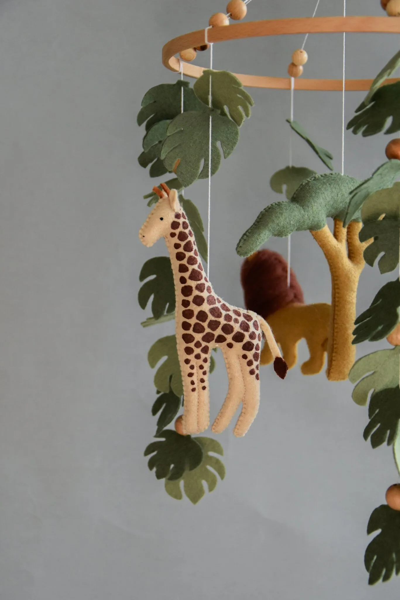 Safari mobile with felt, giraffe, lion, zebra, elephant, monstera leaves, tree and wooden pearls