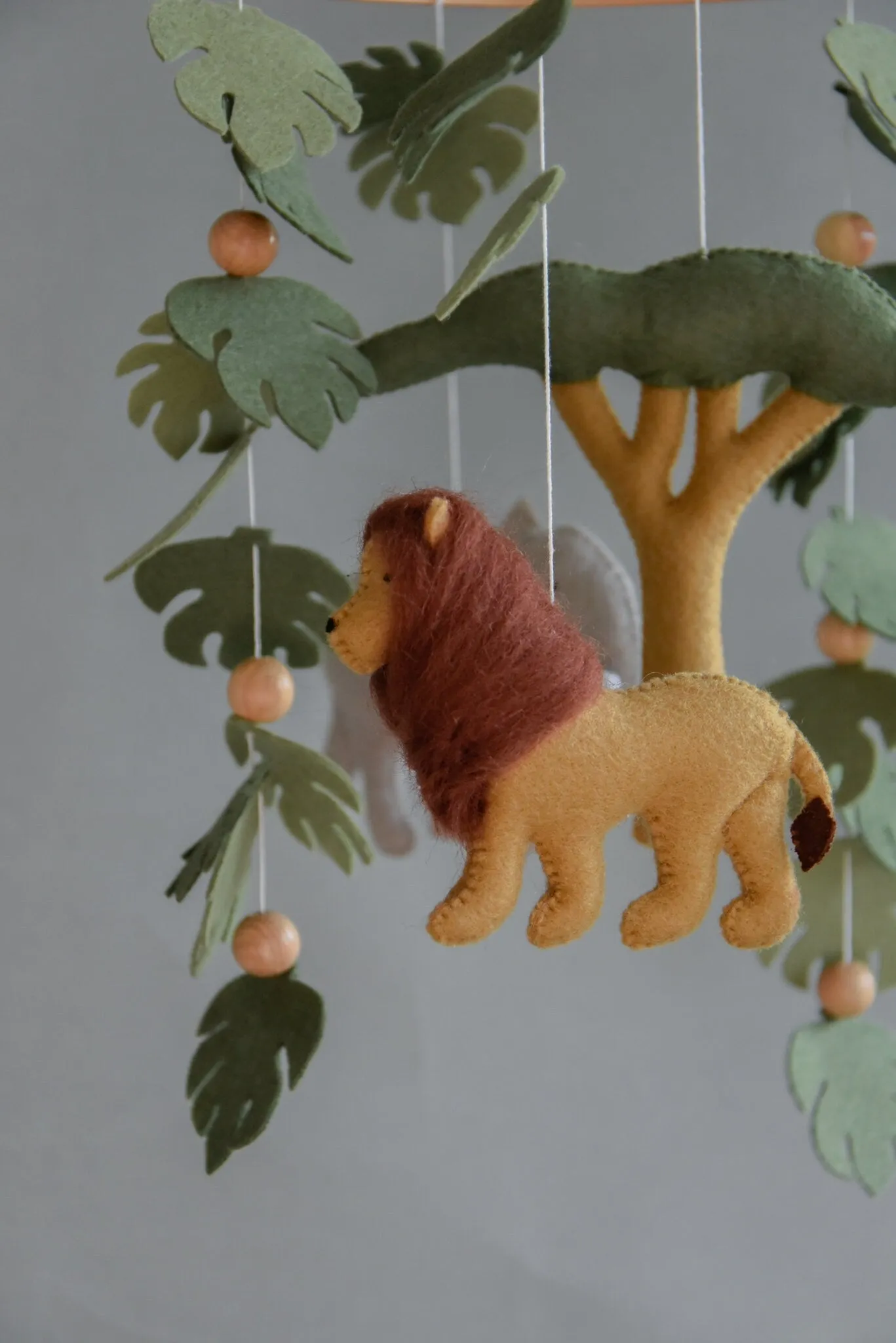 Safari mobile with felt, giraffe, lion, zebra, elephant, monstera leaves, tree and wooden pearls